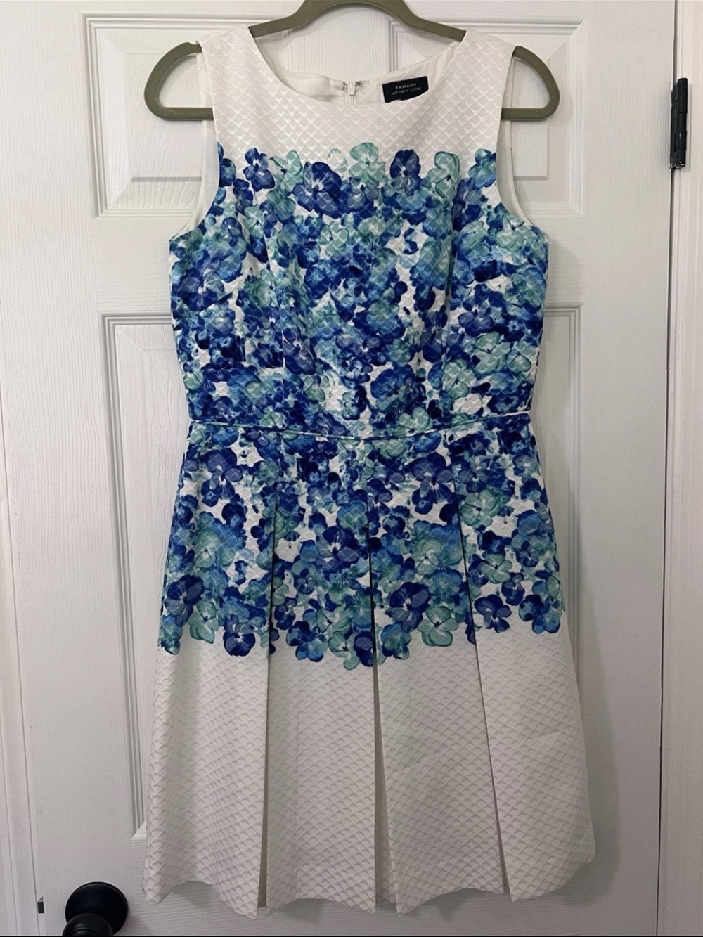 Tahari Women’s White Blue Floral Print Fit and Flare Sleeveless 8